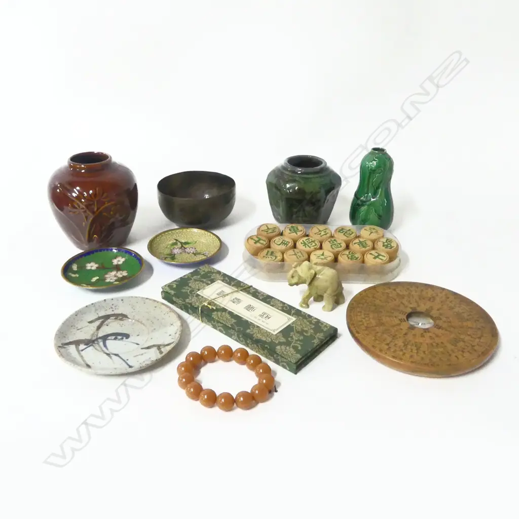 TRAY OF 12 ORIENTAL COLLECTABLES CLOISONE DISHES DIA100MM GINGER JARS ETC Image 1++