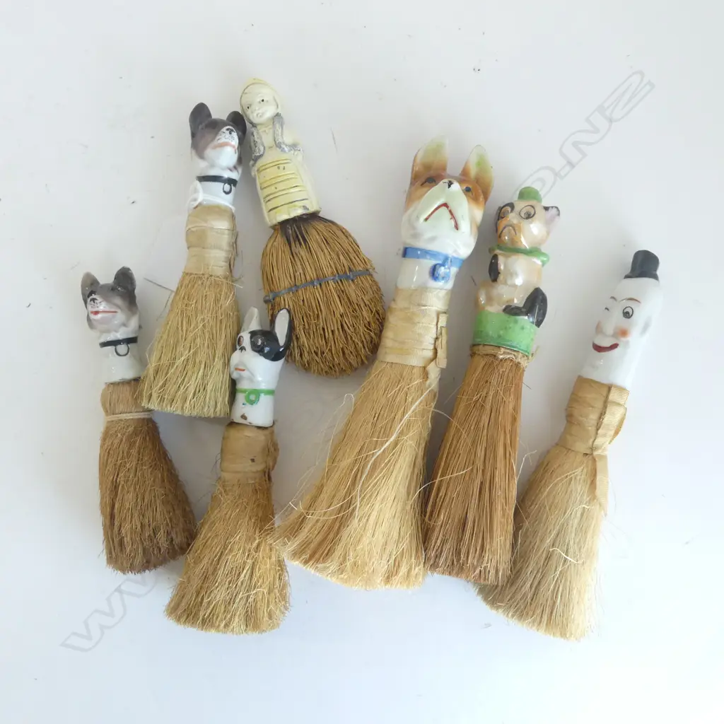 7 NOVELTY BRUSHES, 5 AS DOGS H.205mm Image 1++