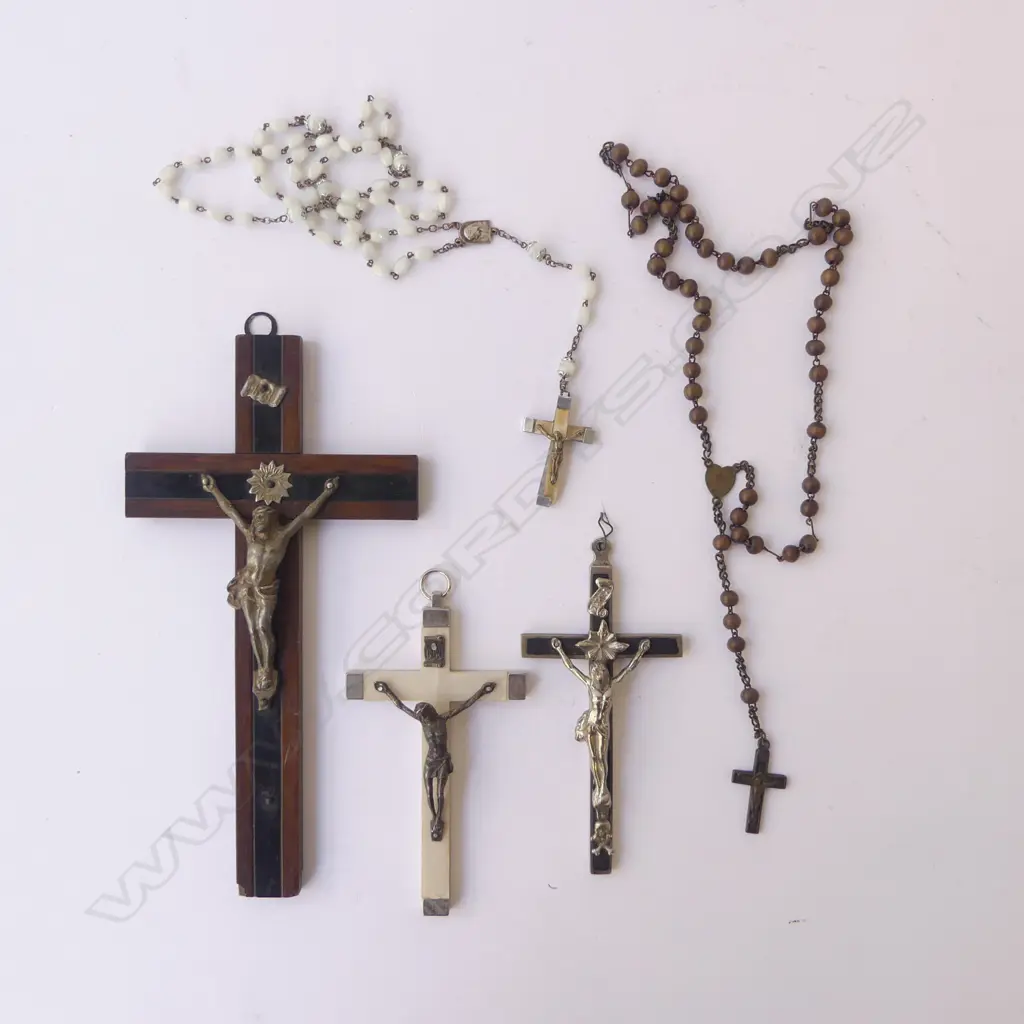 VINTAGE PILGRIM RELIGIOUS ITEMS; 3 CRUCIFIXES & 2 ROSARIES, 1 MOP Image 1++