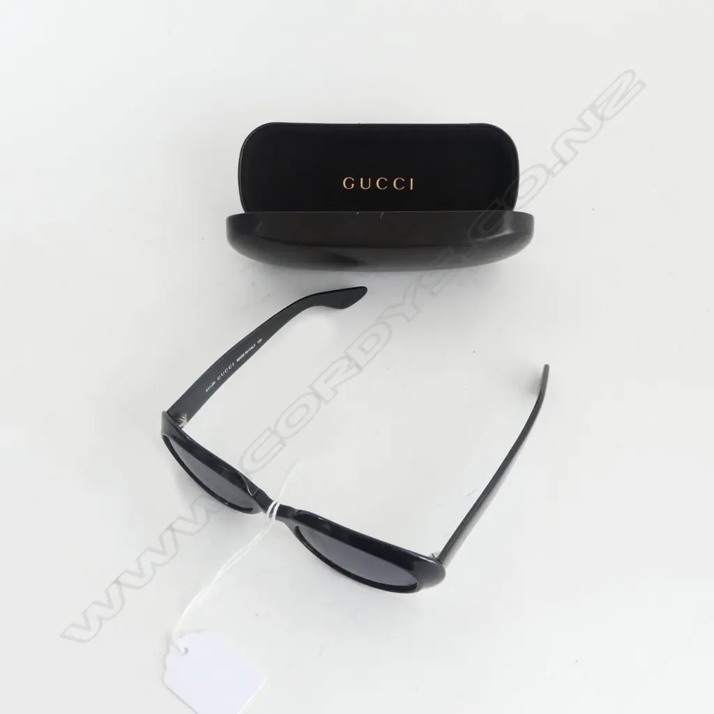 GUCCI black ladies sunglasses in original case Image 1++