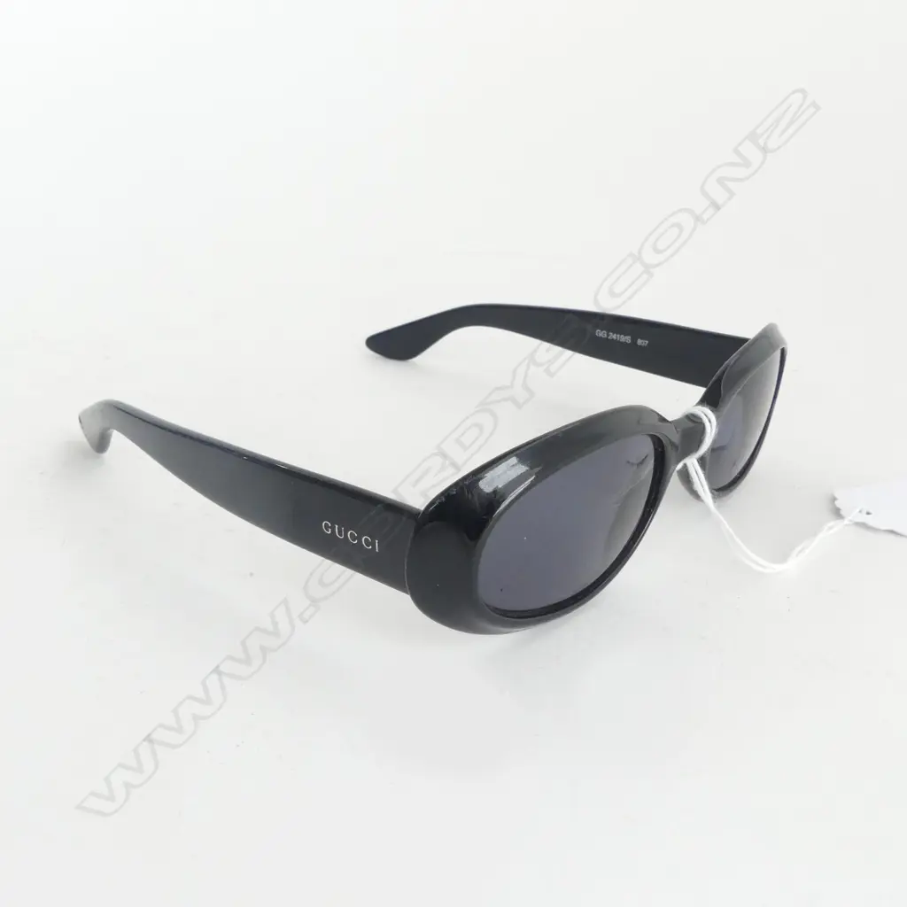 GUCCI black ladies sunglasses in original case Image 1++