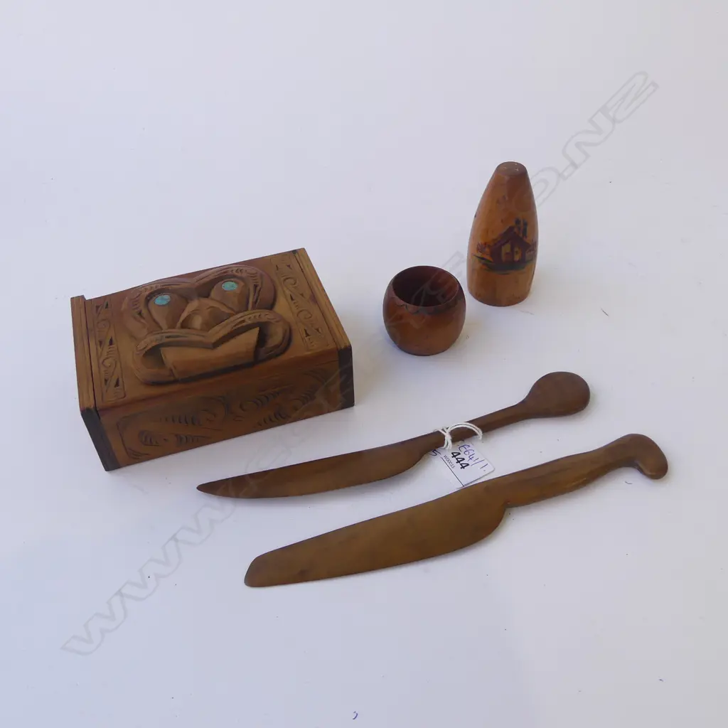 5 WOODEN PCES; 2 PURIRI LETTER KNIVES, MAORI CARVED BOX (CHIP) W.140mm, SALT & NAPKIN RING Image 1++