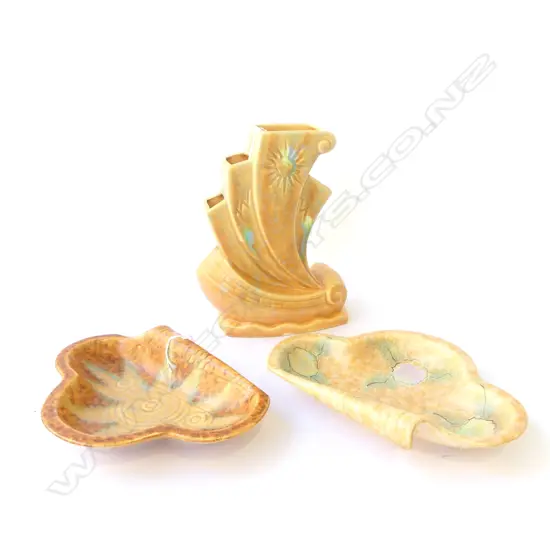 BESWICK SHIP VASE H220MM & 2 DECO BESWICK DISHES L230MM