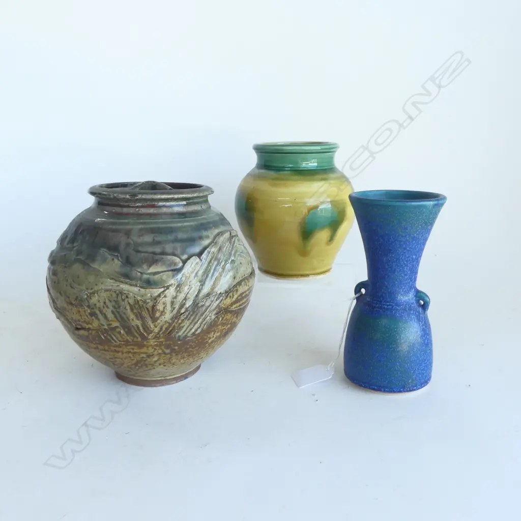 3 PCES STUDIO POTTERY; 2 VASES INCL. YELLOW ANDREW VAN DER PUTTEN, MARGARET SUMICH LIDDED POT H.170mm Image 1++