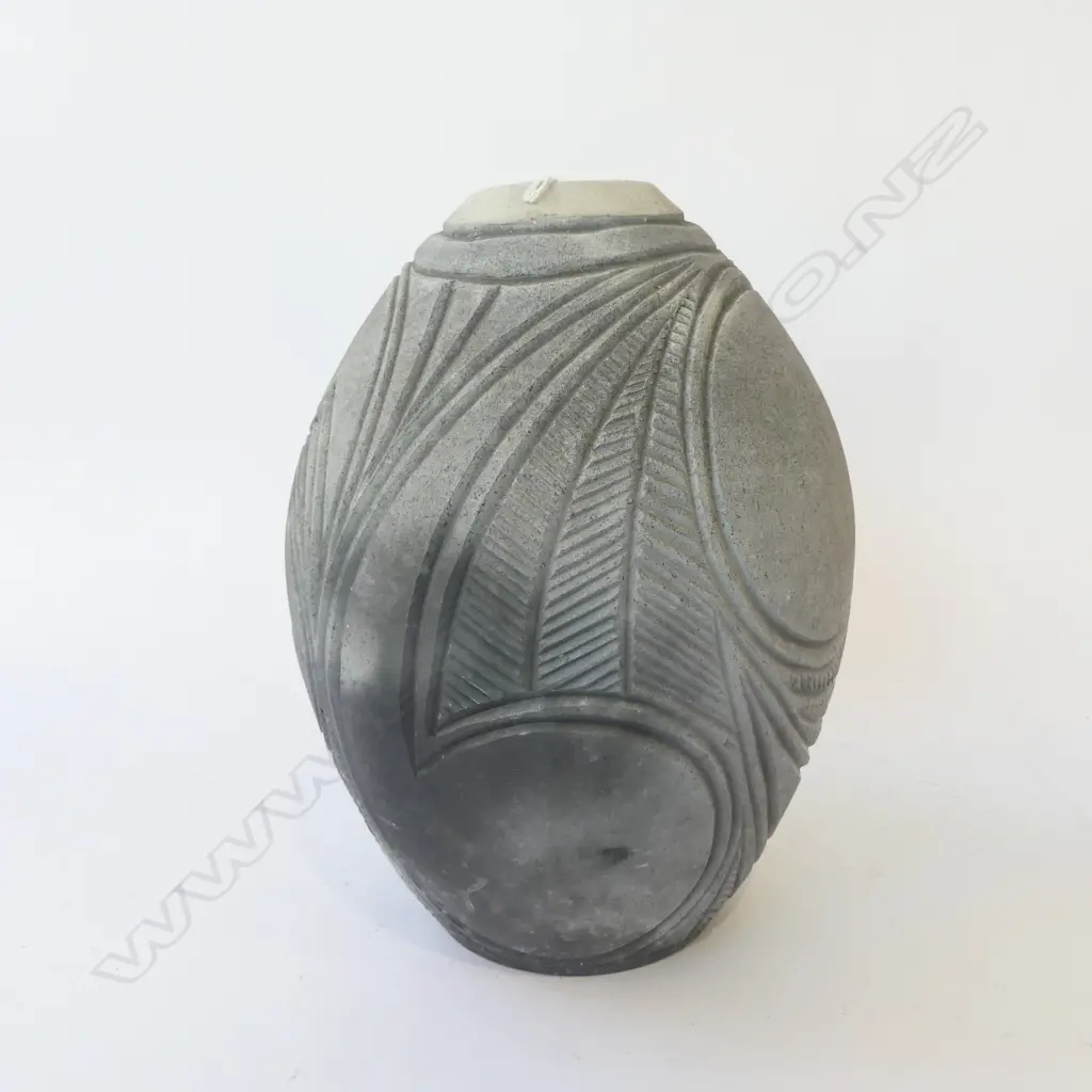 POTTER UNKNOWN MAORI INCISED DECORATED VASE. H.160mm CRAZING TO RIM Image 1++