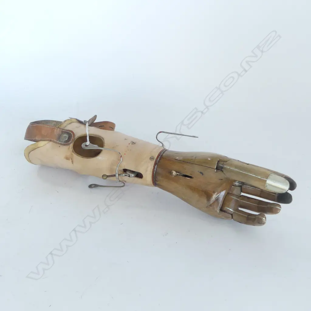 VINTAGE PROSETIC WOODEN HAND w operating mechanism Image 1++