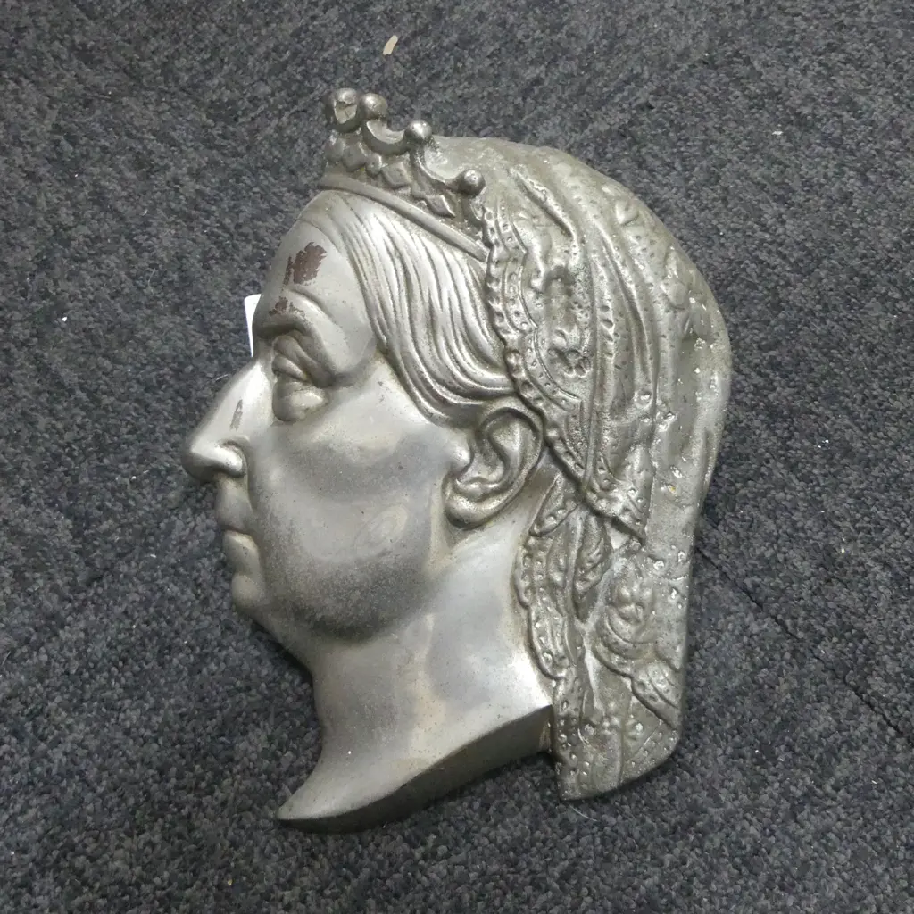 SOLID NICKEL POLISHED SIHOUETTE BUST OF QUEEN VICTORIA  Image 1++