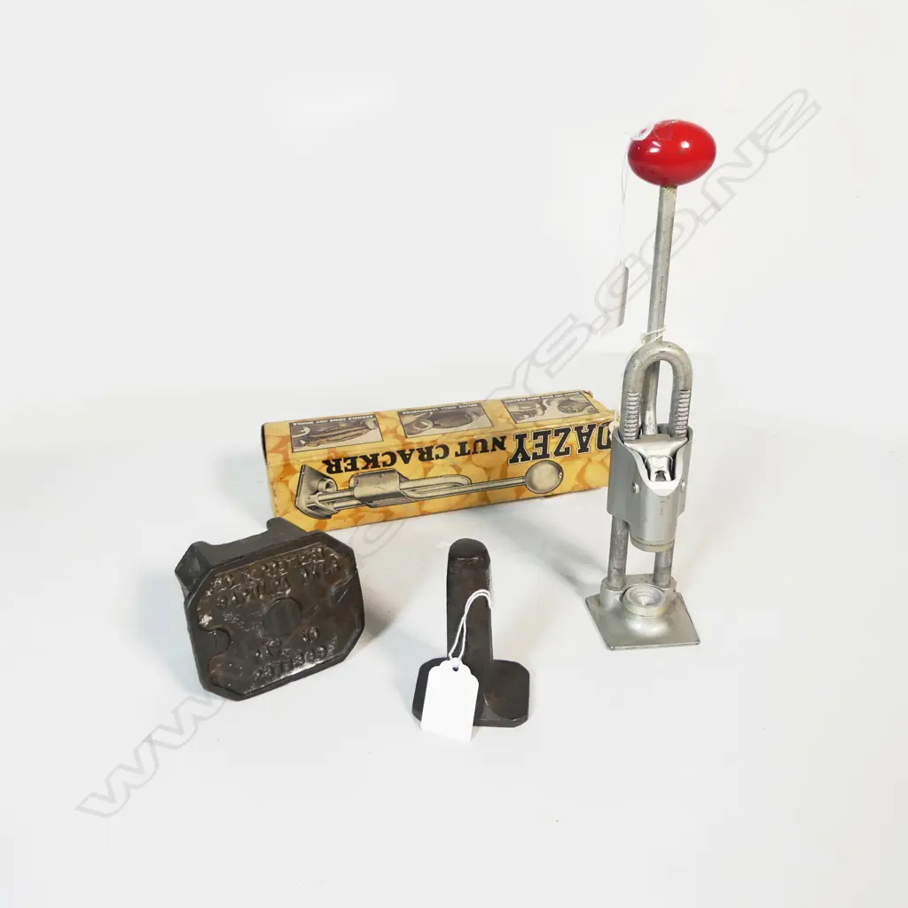 2628/1738 VINTAGE CAST IRON NUT CRACKER H105 & BOXED DAZEY NUT CRACKER (faulted), H220MM, Image 1++