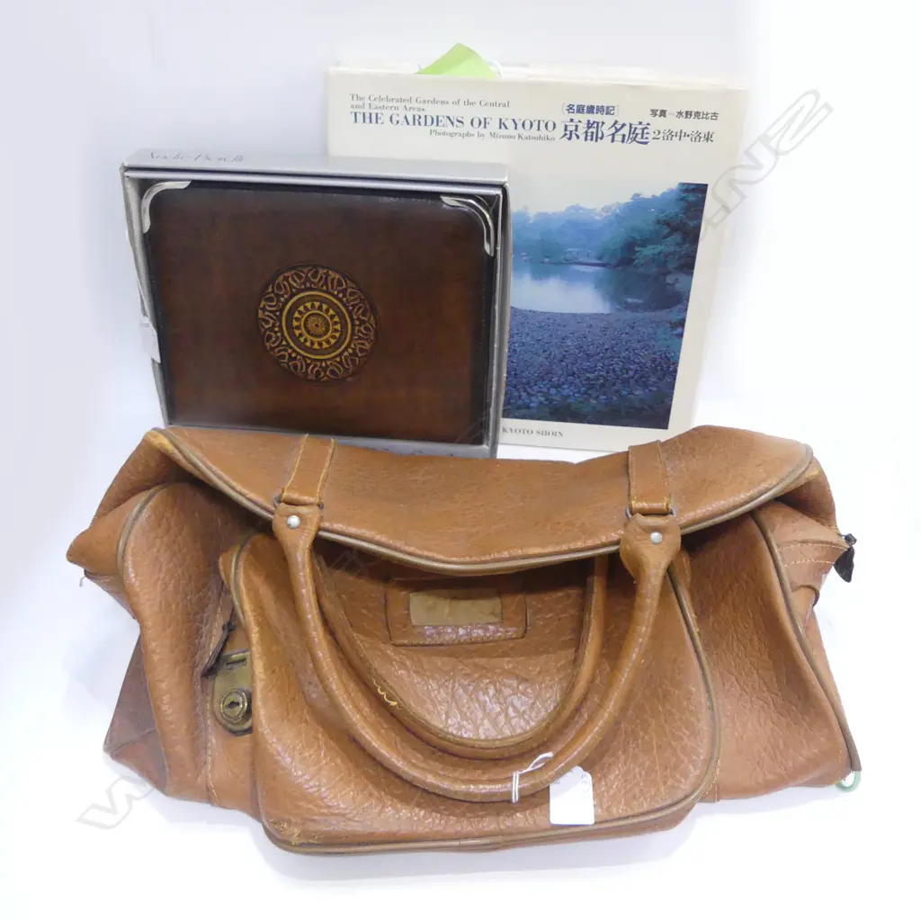 LEATHER WRITING COMPENDIUM/2 BOOKS 'JAPANESE GARDENS'/SMALL LEATHER OVERNIGHT BAG Image 1++