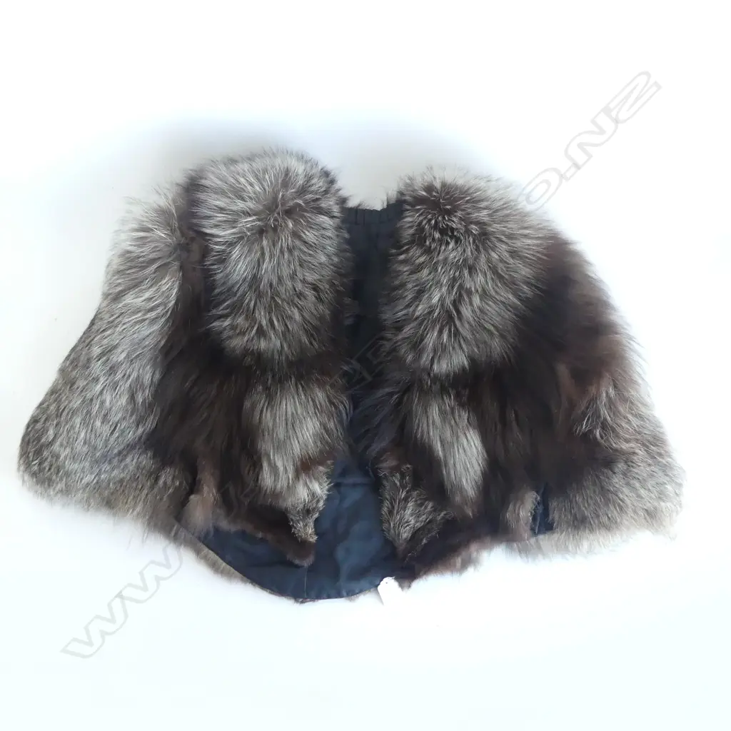 ANTIQUE FOX FUR CAPE Image 1++