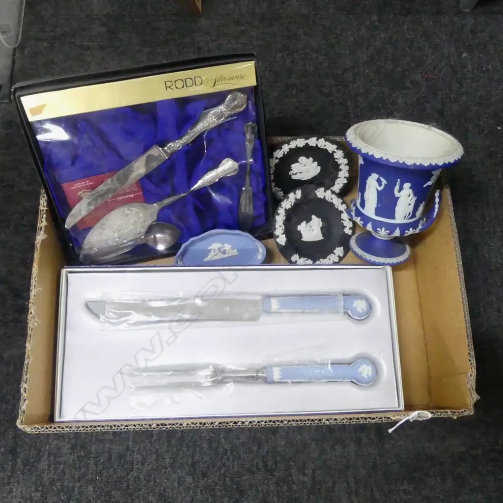 CASED WEDGWOOD CARVING SET 4PCS WEDGWOOD CHINA & BOXED RODD CUTLERY  Image 1++