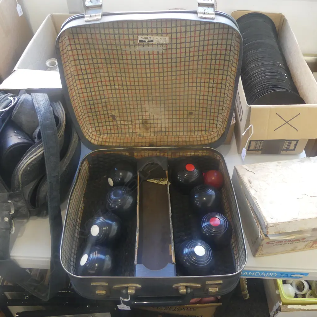 SET EIGHT BOWLS in VINTAGE CARRY CASE Image 1++