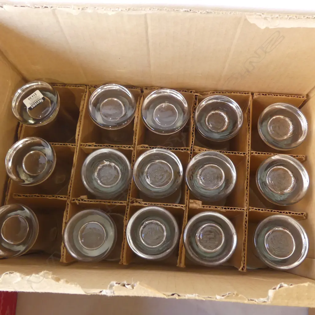 2 BOXES OF PINT GLASSES PLUS 2 LION RED JUGS  Image 1++