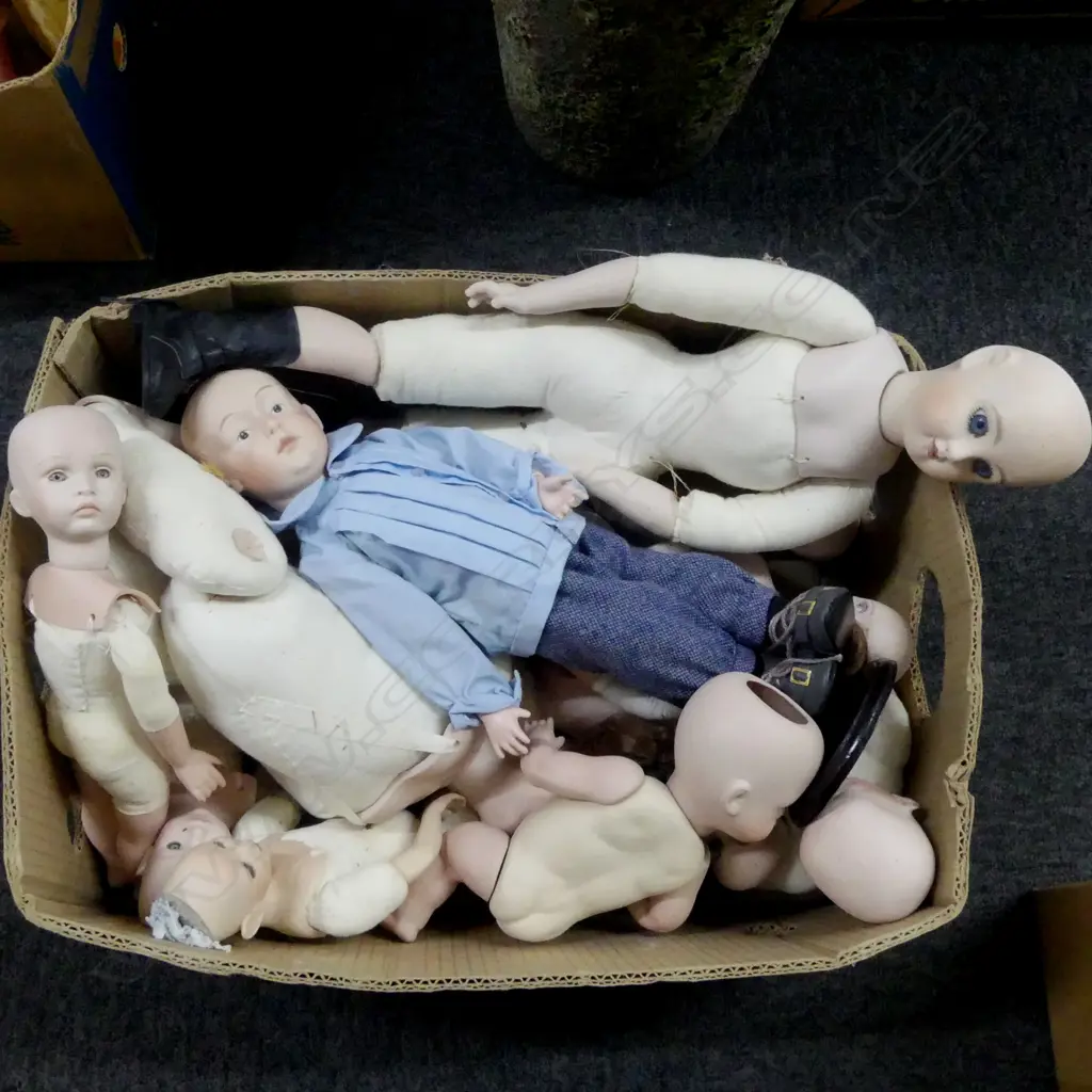 COLLECTION OF CERAMIC DOLLS Image 1++