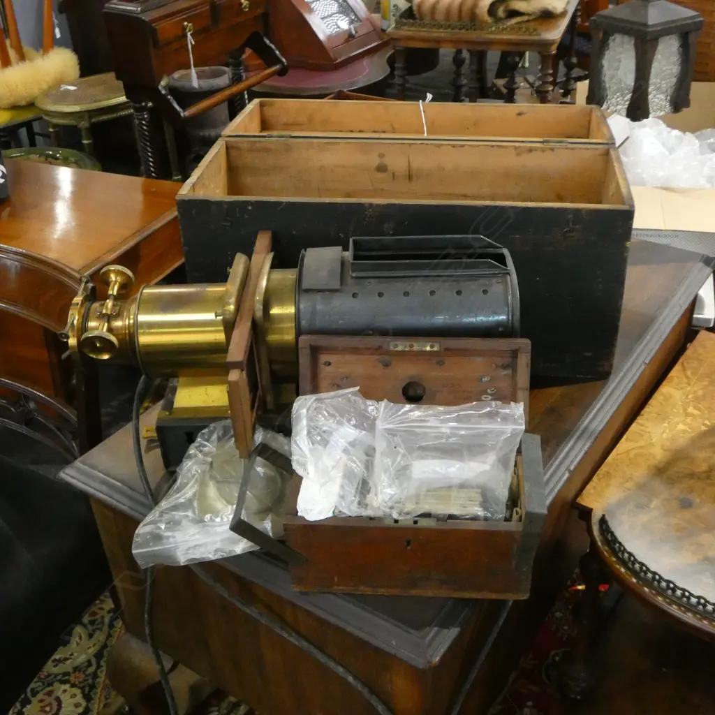 CASED VICT WALTER TYLER HELISCOPIC MAGIC LANTEEN L540 H270 & BOX OF SLIDES & LOOSE SLIDES  Image 1++