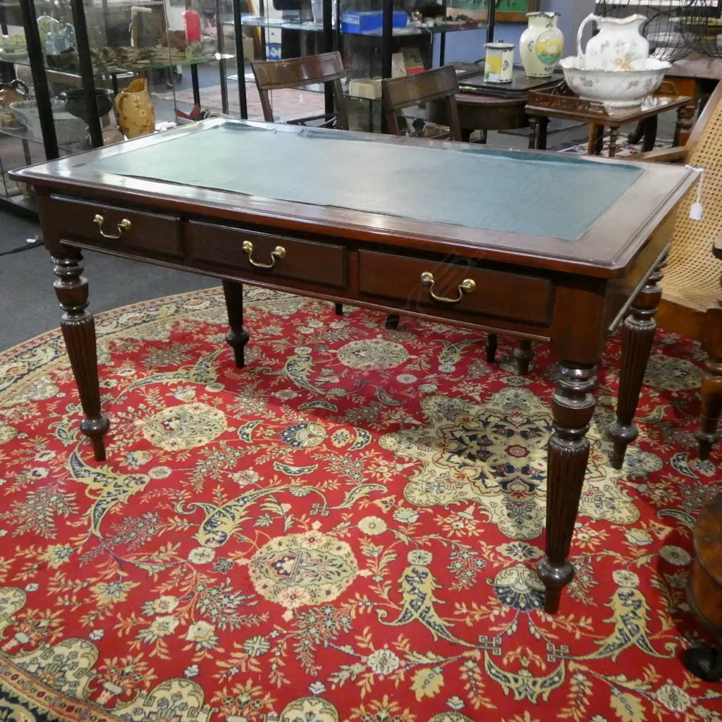 VICT MAHOGANY LEATHER TOPPED DESK L1330 W720MM Image 1++