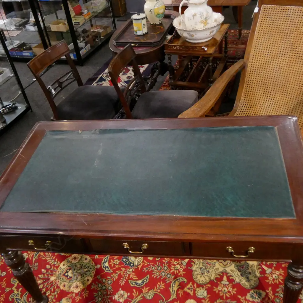 VICT MAHOGANY LEATHER TOPPED DESK L1330 W720MM Image 1++