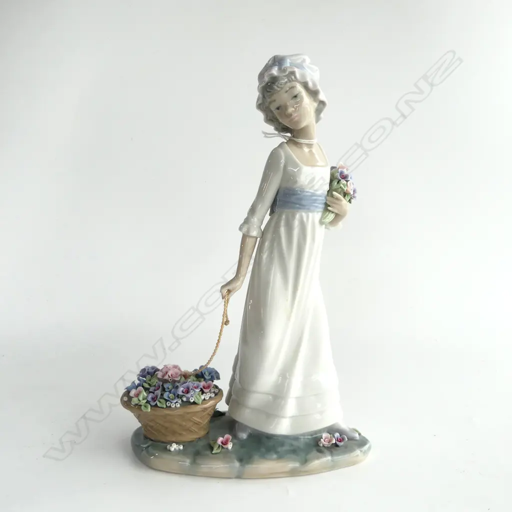 LLADRO FIGURINE GIRL WITH FLOWER BASKET H280MM Image 1++