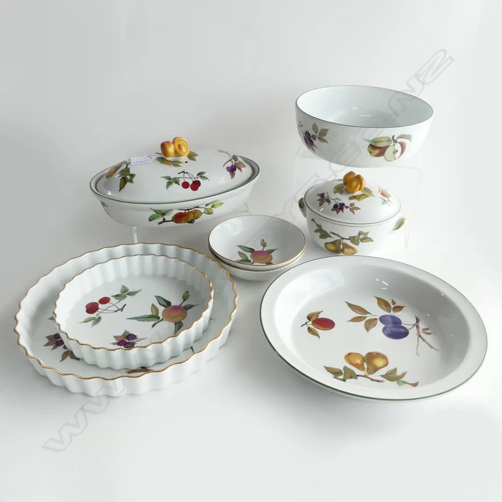 8 PCES ROYAL WORCESTER; 4 EVESHAM, 4 EVESHAM VALE INCL. PIE DISH 270mm dia Image 1++