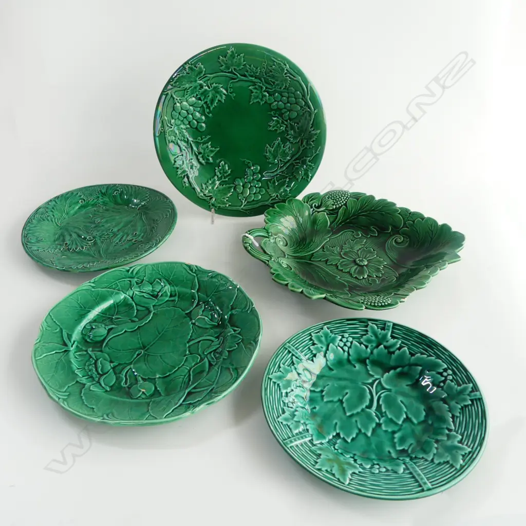 5 PCES GREEN LEAF MAJOLICA; 3 WEDGWOOD + 2 SERVING DISHES Image 1++