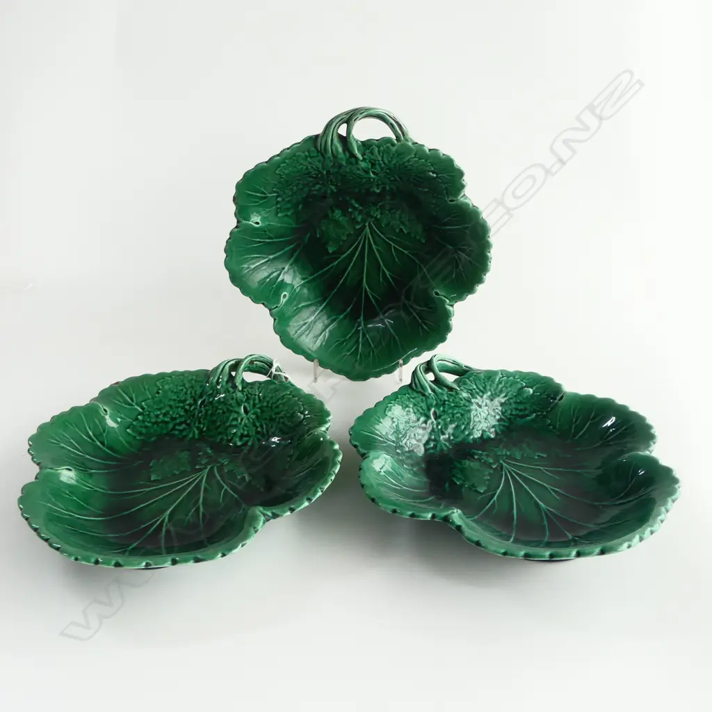 3 WEDGWOOD LEAF DISHES L250MM Image 1++