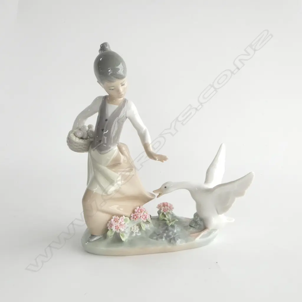 LLADRO GIRL w. GOOSE H.210mm Image 1++
