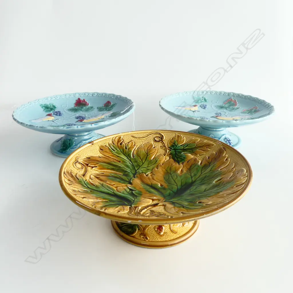3 MAJOLICA COMPORTS (PR + 1) 235mm dia Image 1++