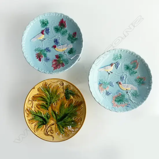 3 MAJOLICA COMPORTS (PR + 1) 235mm dia