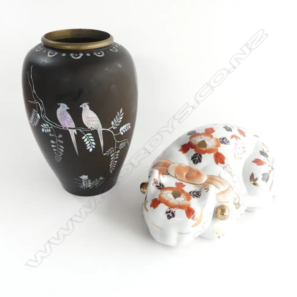 KOREAN BRONZE MOP INLAID VASE H 210MM & CHINESE PORC CAT L230MM Image 1++