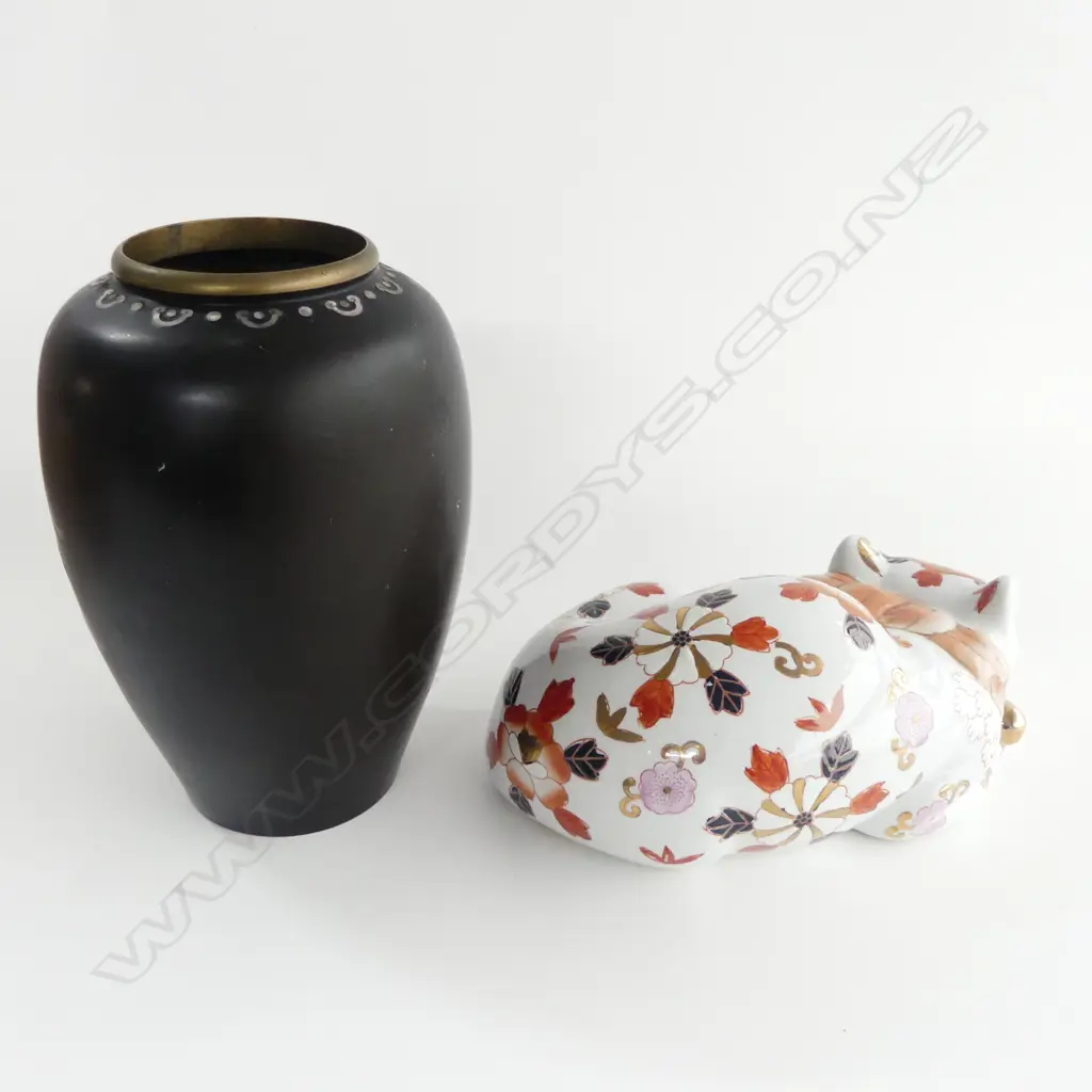 KOREAN BRONZE MOP INLAID VASE H 210MM & CHINESE PORC CAT L230MM Image 1++