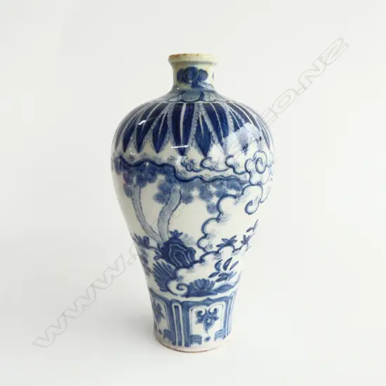 CHINESE B/W VASE H.230mm