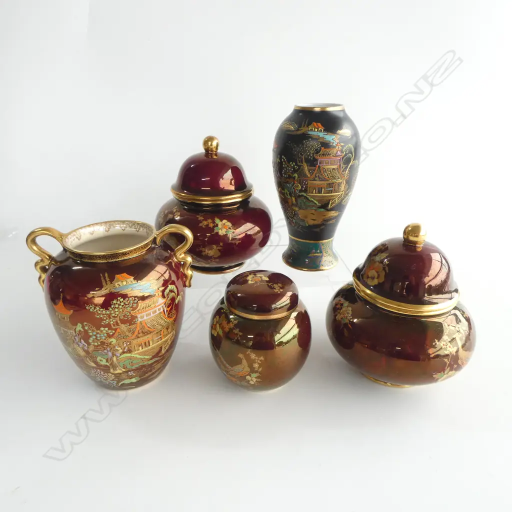 5 PCES CARLTON WARE; 4 ROUGE ROYAL INCL. PR LIDDED VASES + BLACK VASE H.150mm Image 1++