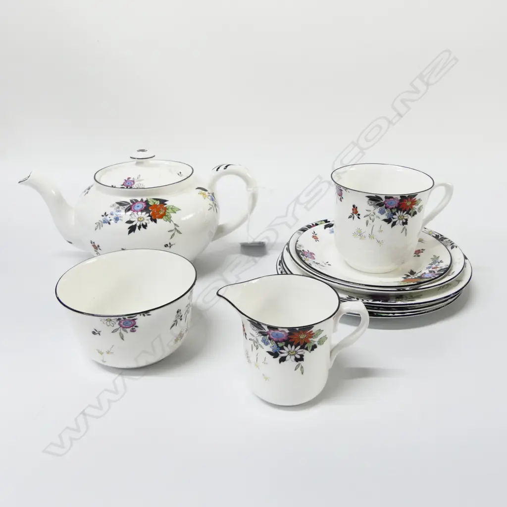 SHELLEY CHINA PART TEASET TEAPOT C/SUGAR CSP & 3 SIDE PLATES FLORAL PAT Image 1++