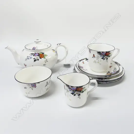 SHELLEY CHINA PART TEASET TEAPOT C/SUGAR CSP & 3 SIDE PLATES FLORAL PAT