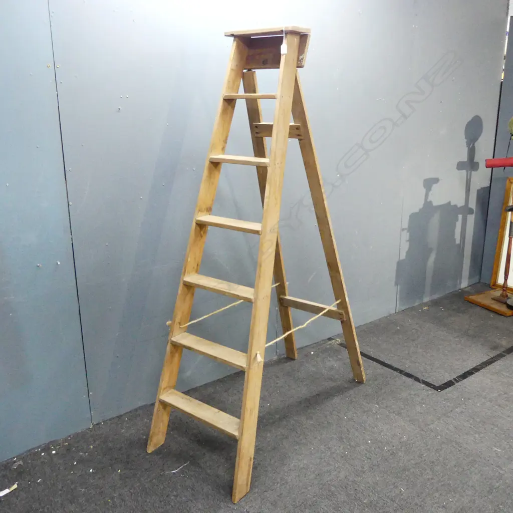 VINTAGE WOODEN LADDER H.1930mm Image 1++