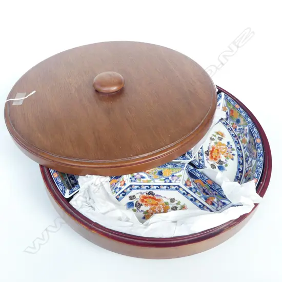 CHINESE PORCELAIN APATISER TRAYS ON LAZY SUSAN Dia.410mm