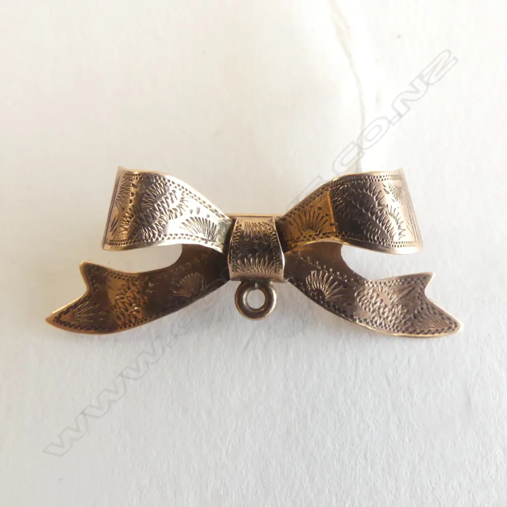 9CT BOW BROOCH, 2.47grms Image 1++
