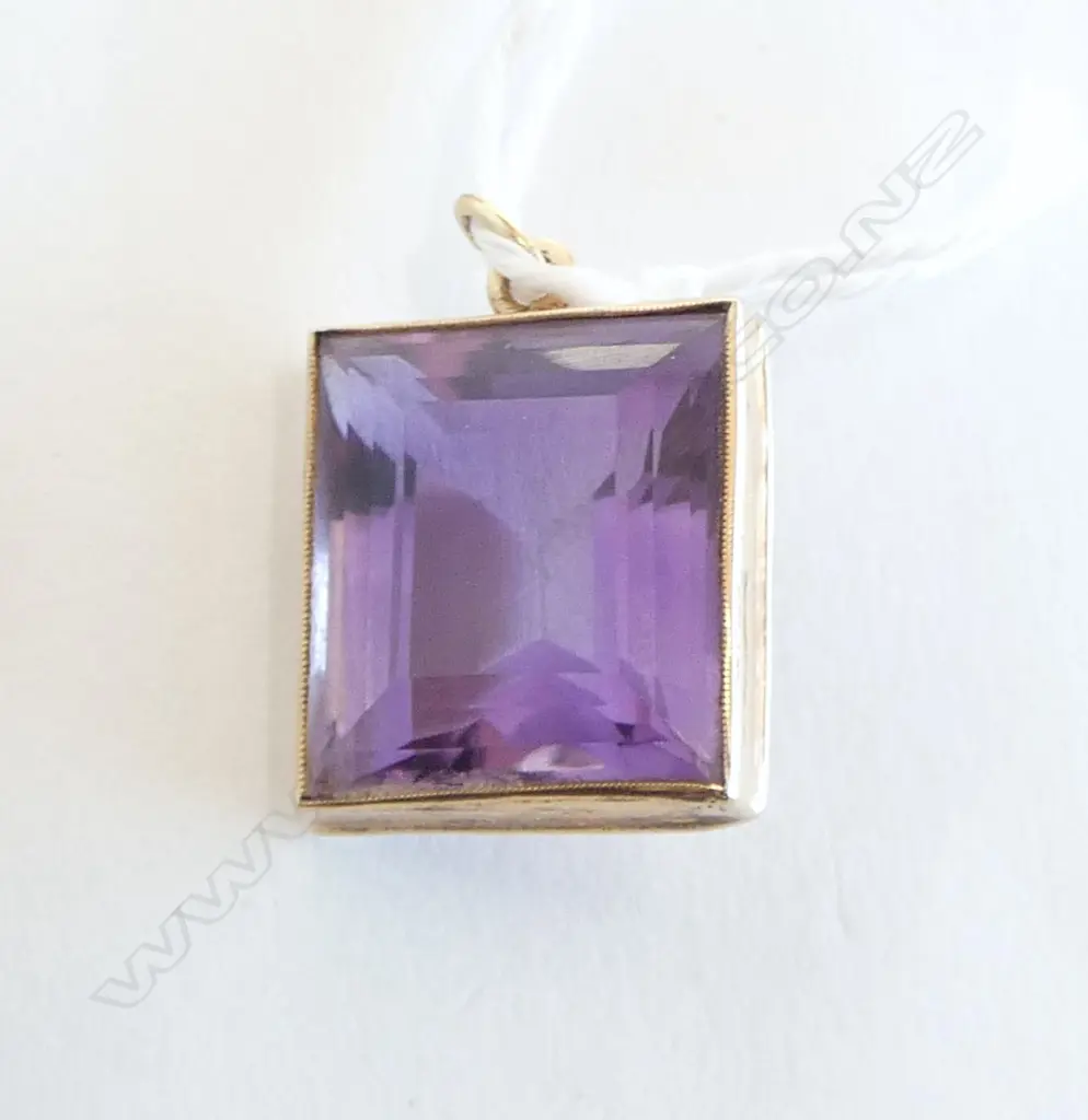 10ct  AMETHYST PENDANT, 3.6gm Image 1++