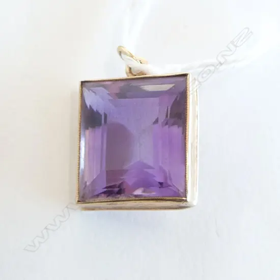 10ct  AMETHYST PENDANT, 3.6gm