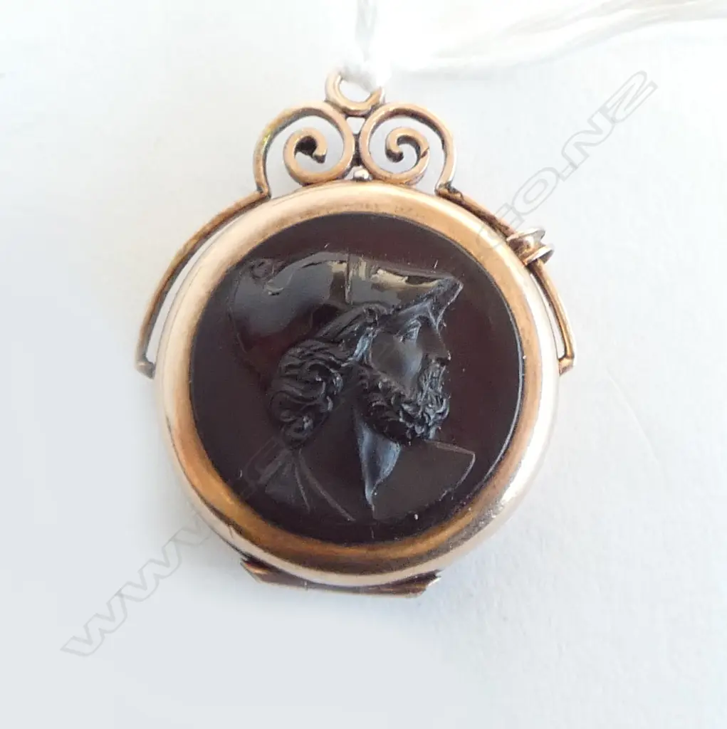 10ct OLD CARNELIAN CAMEO LOCKET WITH ONYX BACK  8.4gm Image 1++