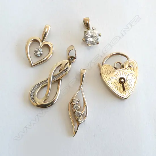 4 9CT PENDANTS + LOCK 4.9gms