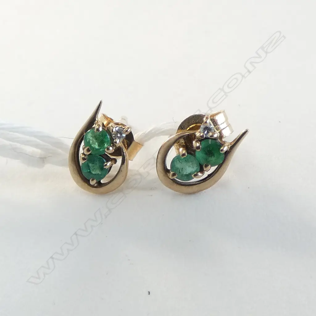 PR 9ct EMERALD & DIAMOND SET STUD EARRINGS, 0.8gm Image 1++