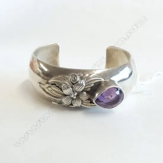 STG SILVER BANGLE w. AMETHYST, CAROL FELLEY USA C.1986 40gms