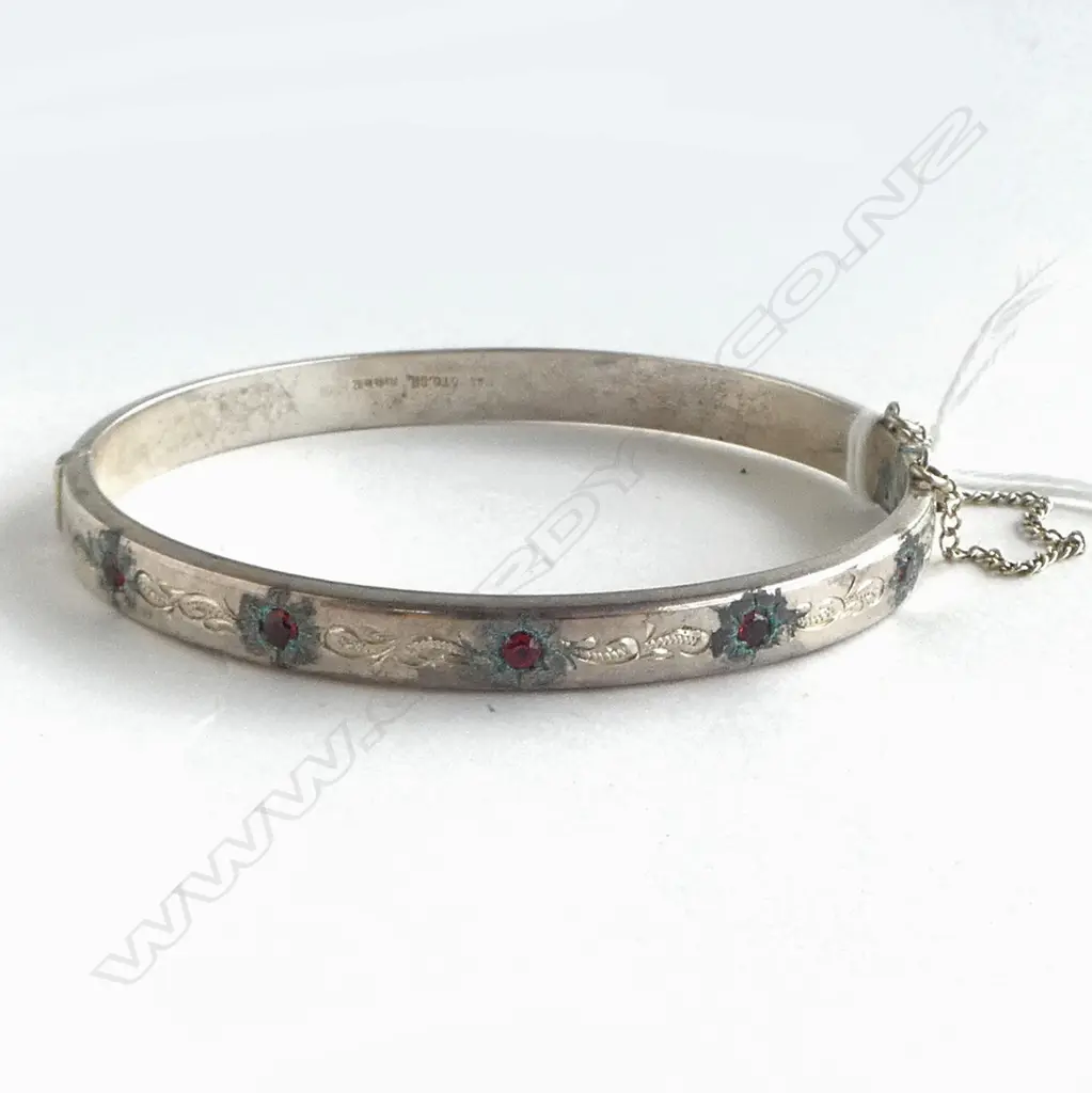 NZ MADE STERLING SILVER AND GARNET HINGED BANGLE Image 1++
