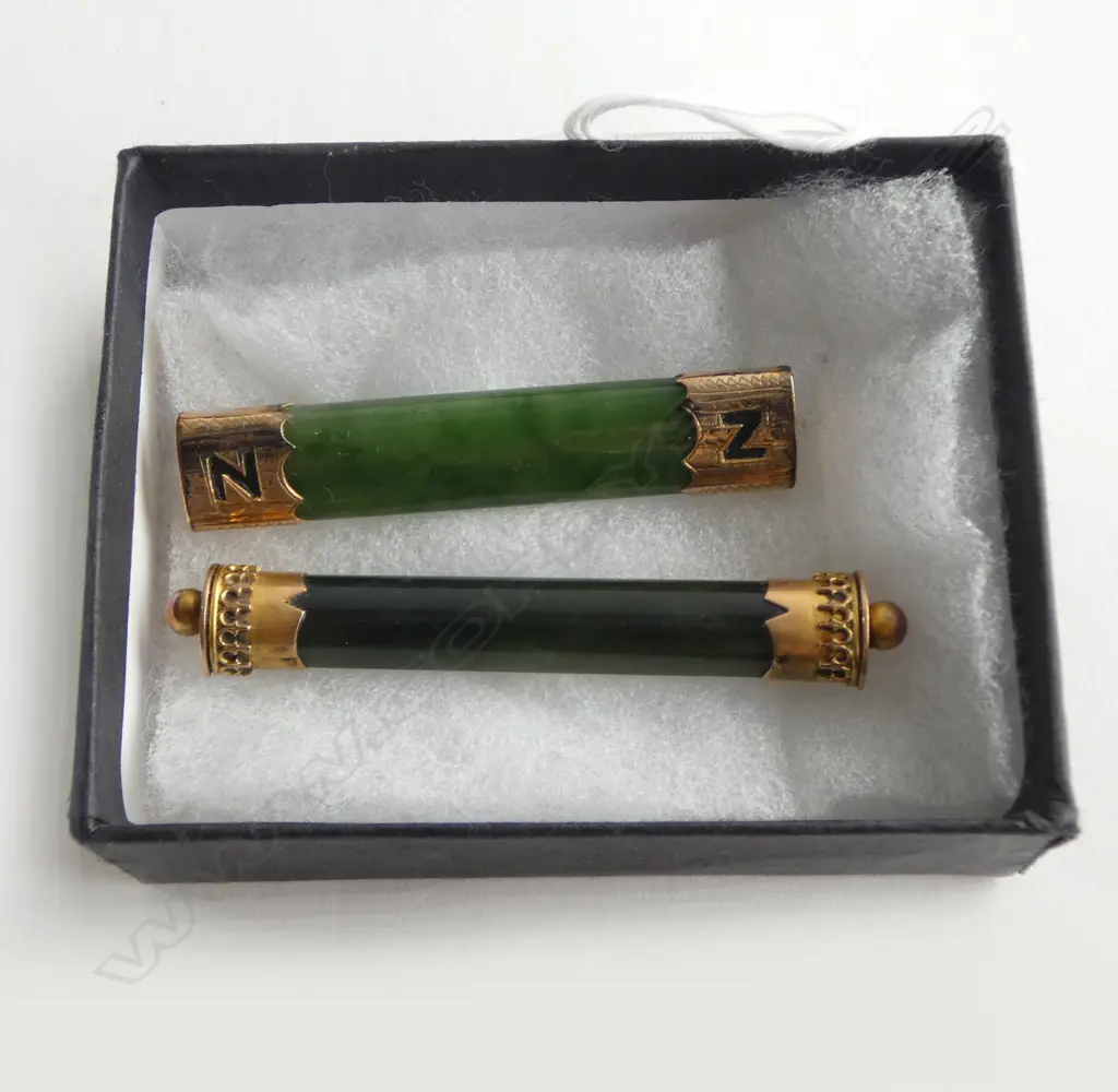 TWO COLONIAL 9CT GOLD AND POUNAMU BROOCHES Image 1++