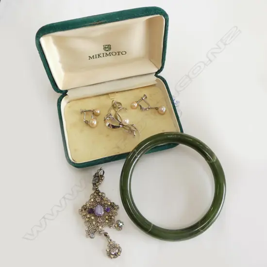 CASED MIKIMOTO STG SILVER & PEARL BROOCH W.45mm + GREENSTONE BANGLE AF, PR EARRINGS, PENDANT