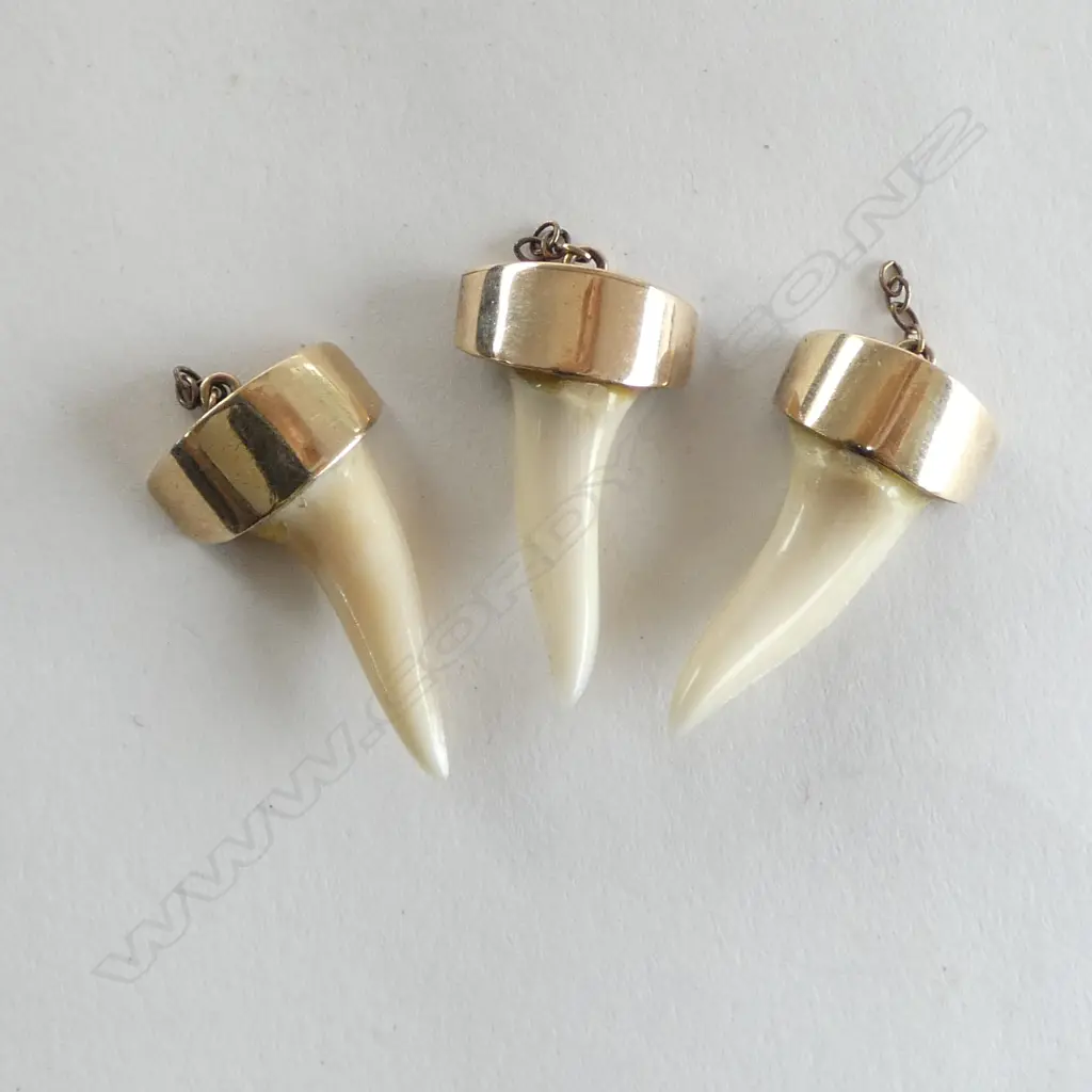 3 GOLD & SHARK TEETH PENDANTS, 5.0gms L.25mm Image 1++