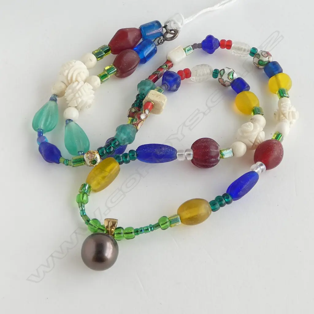 VINTAGE GLASS BEAD NECKLACE WITH BLACK TAHITIAN PEARL PENDANT Image 1++