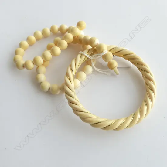 VINTAGE IVORY BANGLE & BEADS, L.42mm