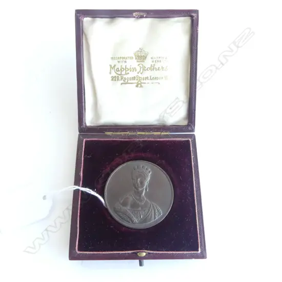 BRONZE QUEEN VICTORIA TOKEN, 45mm dia, CASED